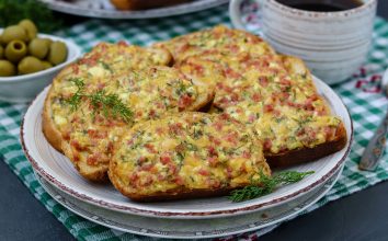 Pizza Tadında Yumurtalı Ekmek